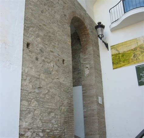 https://turismo.velezmalaga.es/contenido/datos/visitar/imagenes/Puerta-Real-de-la-Villa.jpg