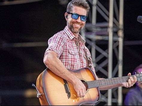 Josh Turner in grief after road accident of his crew