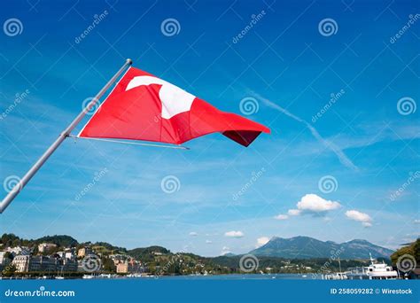 Bandera De Suiza Sobre El Fondo De Un Cielo Azul Foto de archivo ...