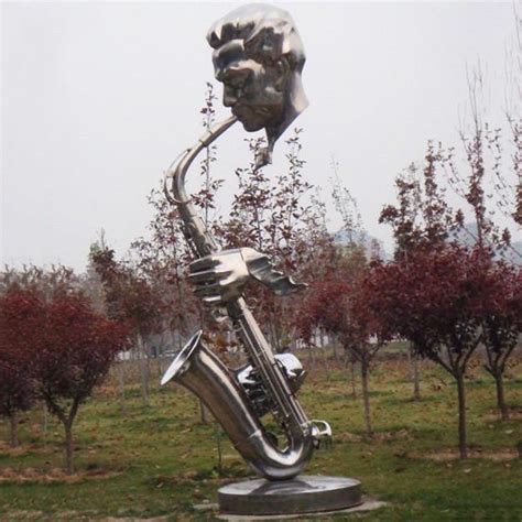 不锈钢镂空人物雕塑 -宏通雕塑