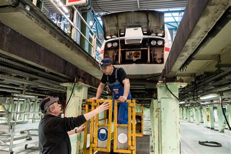 Syrian electrician gets back on track at German rail network | UNHCR India