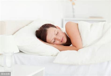 三十岁女人上床多久才能够睡觉，女人每天睡眠多久算正常-528时尚