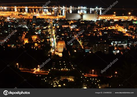 Vista del centro de Haifa y Puerto desde los Jardines Bahai en el Monte Carmelo por la noche ...