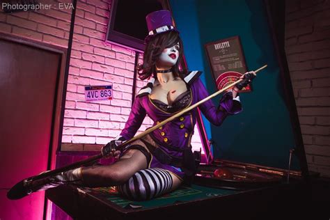 Mad Moxxi Cosplay From Borderlands 2 - Media Chomp