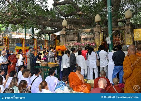 Pilgrims Paying Homage at Bodhi Palanka, the Place of Enlightenment ...