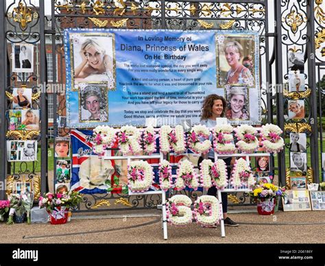 Royal fans gather at Kensington Palace on what would have been the 60th ...