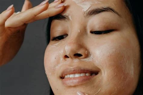 दही को इन 4 तरीकों से लगाकर देख लीजिए चेहरे पर, त्वचा बनेगी मुलायम ...