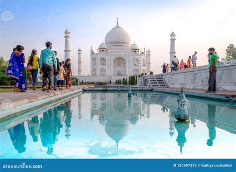 Taj Mahal People 的图像结果
