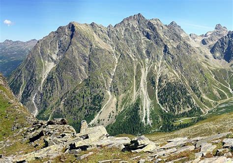 Stein bricht aus – Frau stürzt 50 Meter ab - UnserTirol24