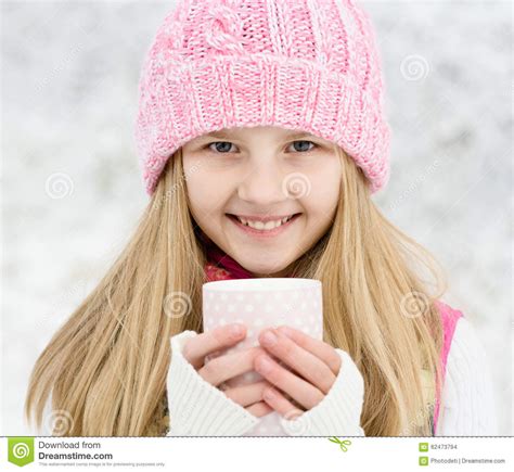 拿着一个杯子热饮料和微笑的一个女孩 库存照片. 图片 包括有 拿着一个杯子热饮料和微笑的一个女孩 - 62473794
