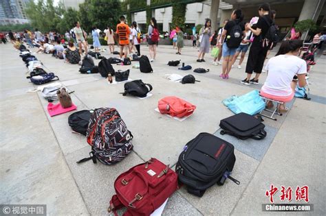 西安图书馆暑期火爆 学生凌晨用书包占位排队_新闻频道__中国青年网