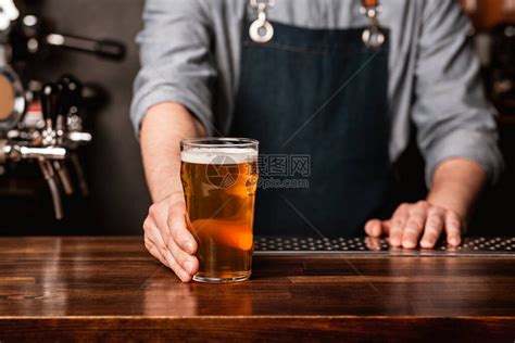 最喜欢的酒吧酒保在室内酒吧的木柜台高清图片下载-正版图片506638360-摄图网