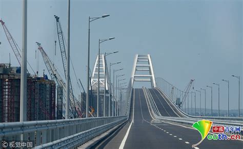 克里米亚大桥揭幕 普京驾卡车通过大桥 _深圳新闻网