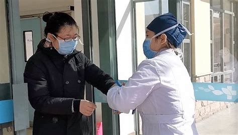 【现场】上海新冠肺炎患者出院：到家要隔离吗？53%治愈率高吗？|界面新闻
