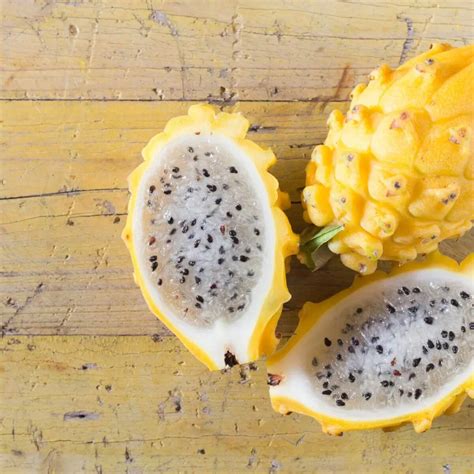 What does dragon fruit taste like?