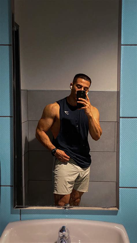 Selfie : r/BigAndMuscular