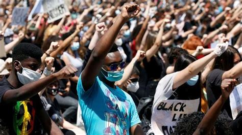 美国抗议活动陷入癫狂，黑人群体围攻白人女子：沉默也是暴力！_腾讯新闻