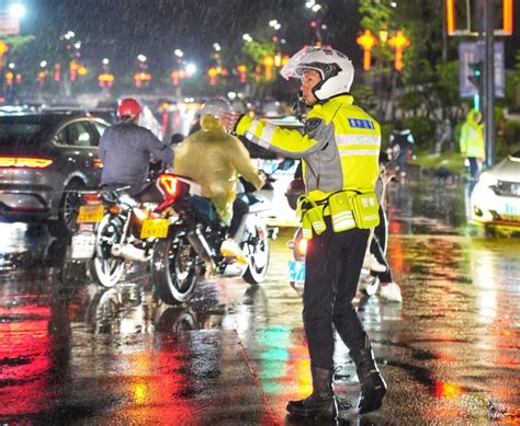 雨夜里，景宁县城接力上演送伞与撑伞的暖心一幕 - 丽水之干号 - 丽水网-丽水新闻综合门户网站