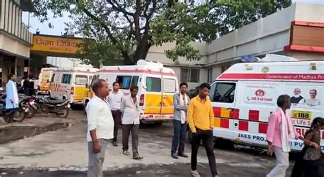 सागर जिला अस्पताल के बाहर लगी एंबलेंस की लंबी कतारें, डॉक्टर के इंतजार ...