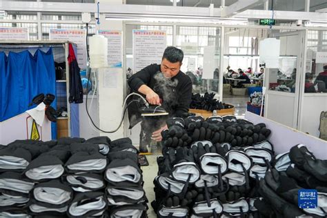 重庆秀山雅江镇：家门口建起手套加工厂-国际在线