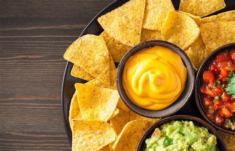 Plato De Nachos Con Queso Chilaquiles En Salsa Verde