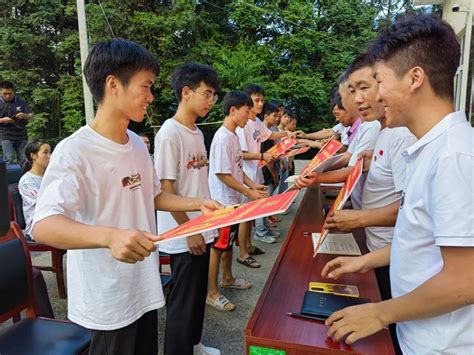 榕江高懂村为8名大学新生发放奖学金_社会_鑫富_吴东霖