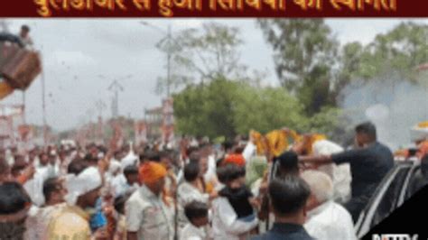 MP दौरे पर सिंधिया का बुलडोजर से हुआ ऐसे स्वागत, कहा-इंद्र से ज्यादा ...