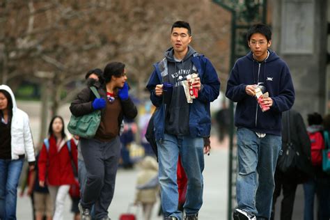 华裔学生毕业演讲美国大学梦 数次被掌声打断 -6park.com