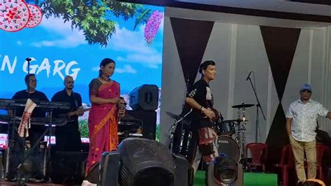 Zubeen Garg: মঞ্চত জুবিন গাৰ্গক সাবটি ধৰি উচুপি উঠিল এগৰাকী যুৱতী ...
