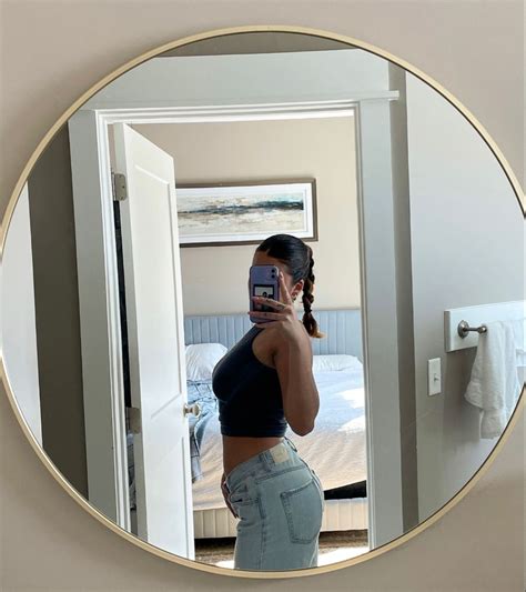 mirror selfie pose | Mirror selfie poses, Mirror selfie, Selfie poses