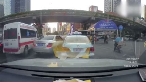 救护车堵在路上，的哥主动下车疏导_微辣Video-梨视频官网-Pear Video