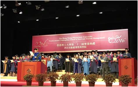 香港理工大学博士毕业典礼 校长拒绝与戴口罩毕业生握手_凤凰网