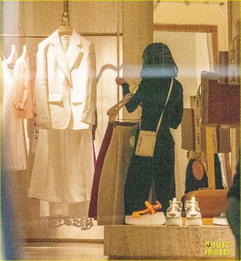 Ariana Grande Takes a Break from Filming 'Wicked' to Do Some Shopping in London: Photo 4921935 ...