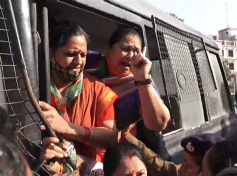 Cong leaders chanted slogans against 'police commissioner is a thief ...