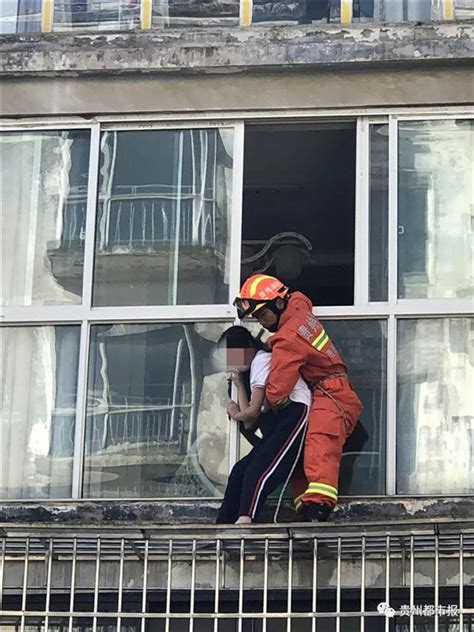 89岁独居老人家中摔倒，消防员紧急破门救助-千龙网·中国首都网