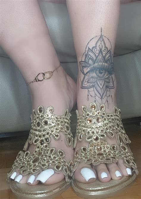 Mistress Cindy Ray's feet