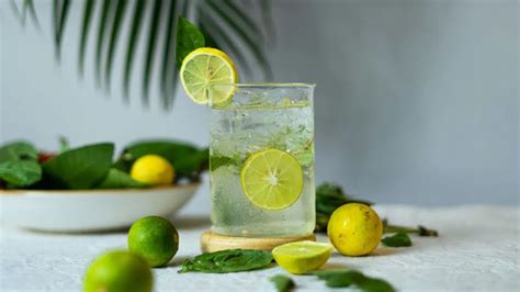 Is Lemon Water Safe on an Empty Stomach? Experts Reveal Who Should ...