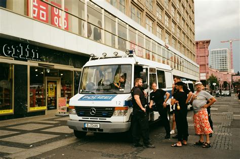 Group of People Standing 的图像结果