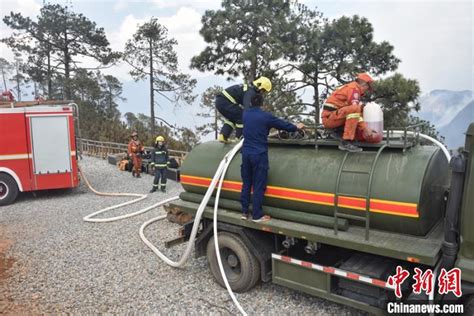 四川木里森林火灾：消防救援力量边供水边协助扑打火点|消防员|火点_新浪新闻