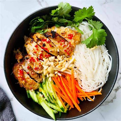 Vietnamese vermicelli noodle bowl with lemongrass chicken – Artofit