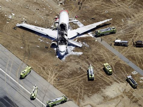 美得州航空展突发：两架二战时期老飞机相撞坠毁，现场画面曝光