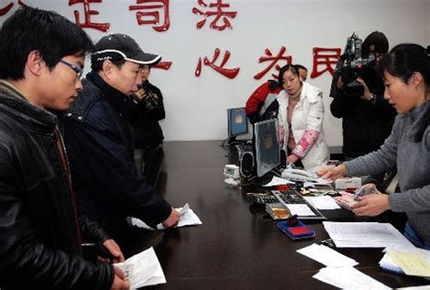 浙江外来务工人员领到被拖欠工资_图片新闻_中国广播网