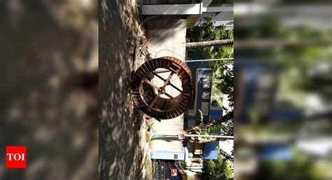 pavement obstruction - Times of India