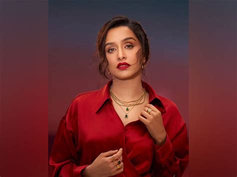 Shraddha Kapoor asks 'Duniya mein sabse best laal cheez kaunsi hai ...