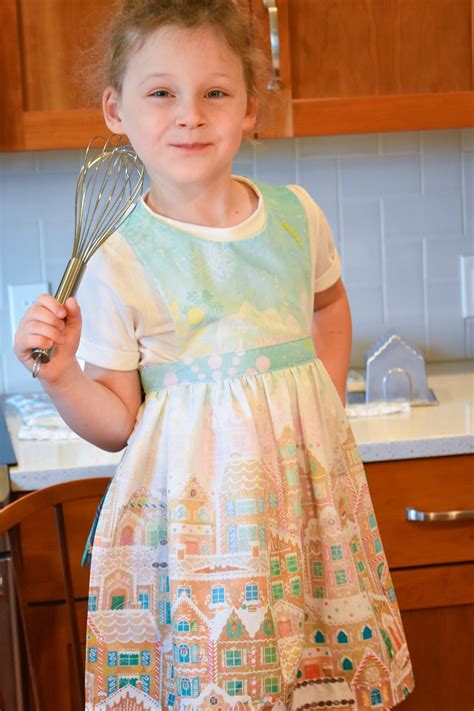 FREE Gingerbread Apron Digital Sewing Pattern (TODDLER, CHILD, TWEEN)