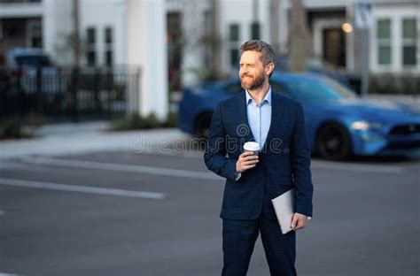 Business Man Walking 的图像结果