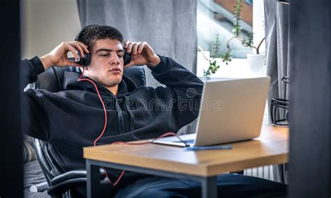 Athlete with Desktop Computer 的图像结果