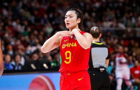 中国女篮主力李梦，亮相WNBA神秘人队媒体日活动，和队员打成一片，还教队友学中文_凤凰网视频_凤凰网
