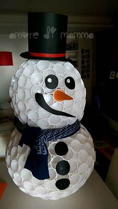 pupazzo bicchieri di plastica pupazzo di neve con bicchieri di plastica di mamma pupazzo bicchieri di plastica pupazzo di neve con bicchieri di plastica di mamma