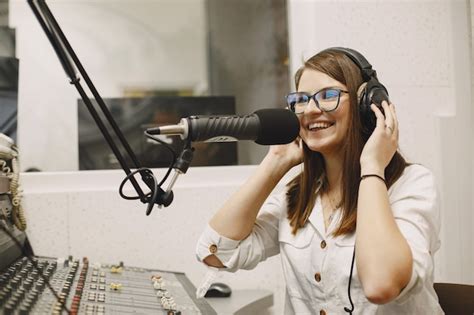 Ospite femminile che comunica sul microfono. Donna in studio ...